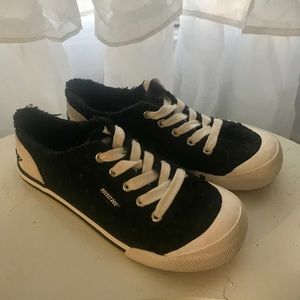 Rocket dog tennis shoes